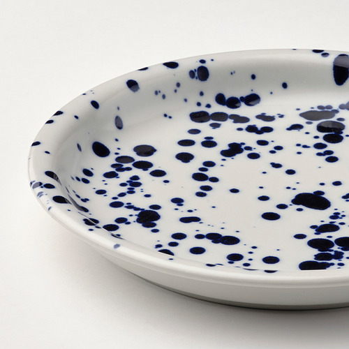 Plato, manchas azules sobre blanco.