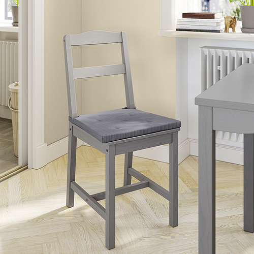 Una silla de madera gris JUSTINA con un asiento acolchado.