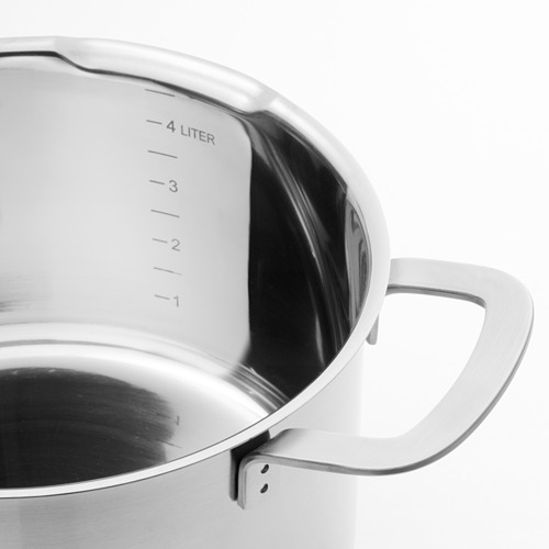 Una elegante olla de acero inoxidable con una tapa de vidrio transparente para una fácil visualización, medidas marcadas y asas resistentes.