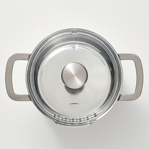 Cacerola plateada con tapa de vidrio y dos asas laterales, diseñadas para durabilidad y fácil vertido.