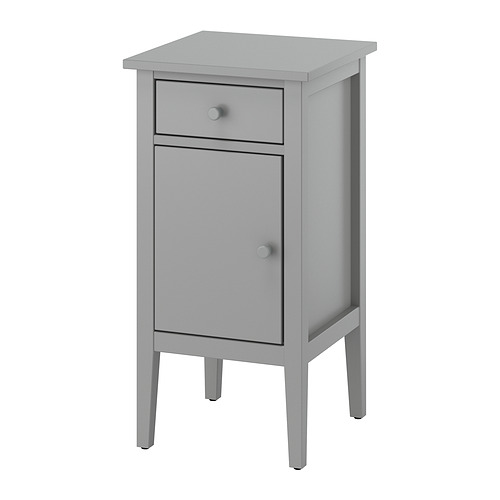 Mesita de noche GULLABERG gris, diseño sencillo con un solo cajón y armario, patas cónicas.
