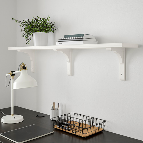 Estantería de pared blanca BERGSHULT, estrecha, con capacidad para objetos pequeños. Decora con plantas y libros.