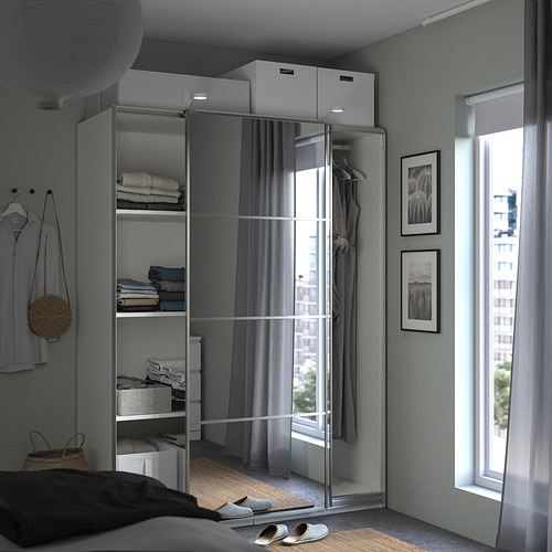 Dormitorio moderno con armario PAX de ikea, puertas con espejos y luz natural.