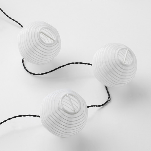 Tres luces esféricas alimentadas por energía solar conectadas por delgados cables negros, que muestran un diseño moderno y ecológico.