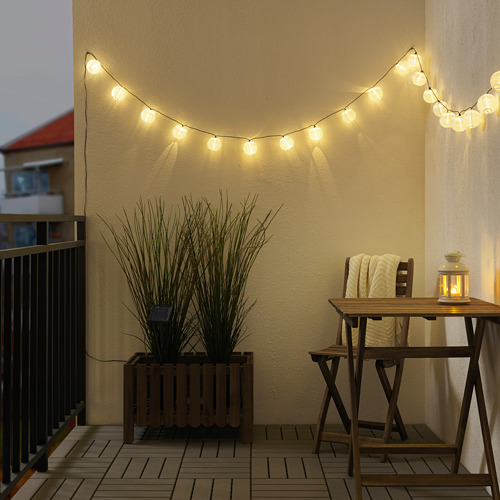 Acogedor balcón con luces, farol y plantas SOLARVET.