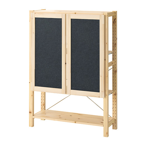 Mueble de almacenaje de madera de pino IVAR con puertas de fieltro gris, acabado natural, forma rectangular, estantes ajustables y diseño sencillo.
