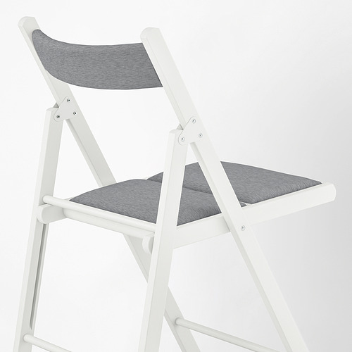 Silla blanca plegable con asiento y respaldo acolchados en color gris, pensada para espacios reducidos. Robusto marco de madera, cómodo acolchado de espuma.