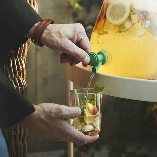 Sirviendo bebida de IKEA 365+ jarra y vaso de vidrio templado.
