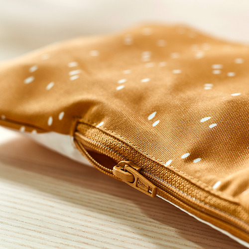 Funda antideslizante lavable con cremallera para facilitar la limpieza.