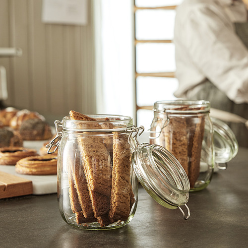 Los frascos de vidrio almacenan biscotti, manteniendo la frescura con sellos herméticos.