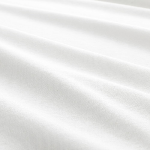 Tejido de punto de algodón blanco y suave, suavemente texturizado con finas rayas horizontales, probablemente una sábana bajera de alta calidad.
