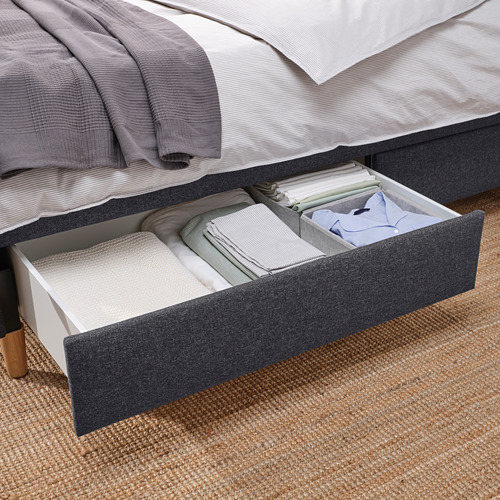 Cama con almacenamiento debajo del cajón, función de cierre suave. Cajones organizados con sábanas dobladas. Cabecero abotonado, tapizado para mayor comodidad.