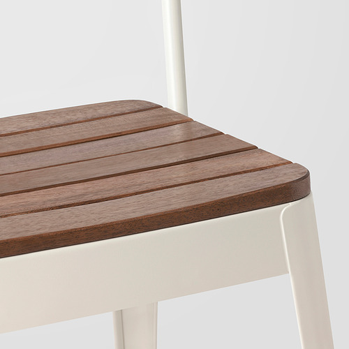 Primer plano del elegante asiento de la silla de madera con bordes curvos. Hecho de listones de madera de acacia duraderos.
