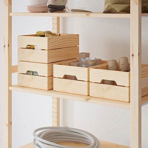 KNAGGLIG: cajas de almacenamiento de madera ligera, cuidadosamente apiladas, que contienen diferentes artículos. Ideal para organizar, duradero y versátil para varios espacios.