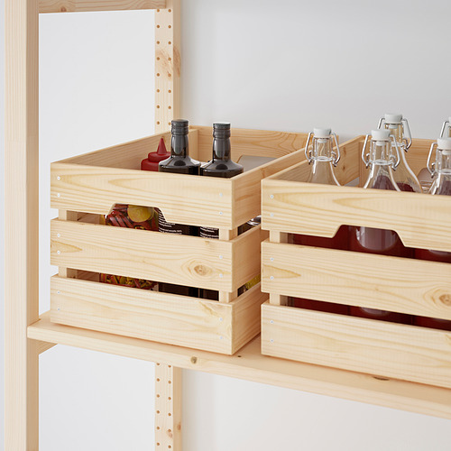 Cajas de almacenamiento de madera en estantes que contienen botellas y latas, que muestran el almacenamiento organizado para la cocina o el garaje.
