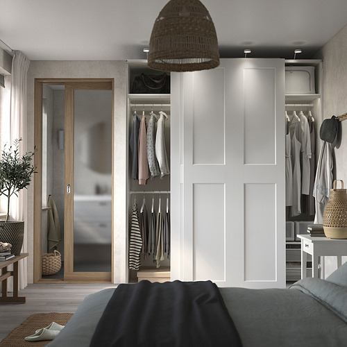 Dormitorio con armario abierto que muestra ropa y almacenamiento; Lecho gris.