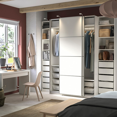 Dormitorio moderno con armario PAX, escritorio y silla de rubor junto a la ventana.