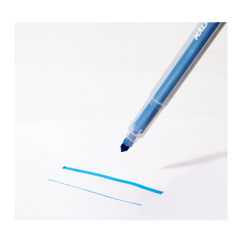Un rotulador azul dibuja sobre papel, demostrando su funcionalidad con la aplicación de tinta visible.