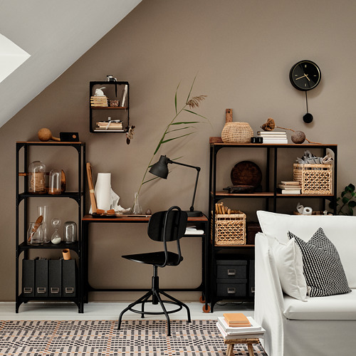 Oficina en casa con estantes y escritorio FJÄLLBO, metal negro, madera de pino. Silla, lámpara, decoración y reloj.