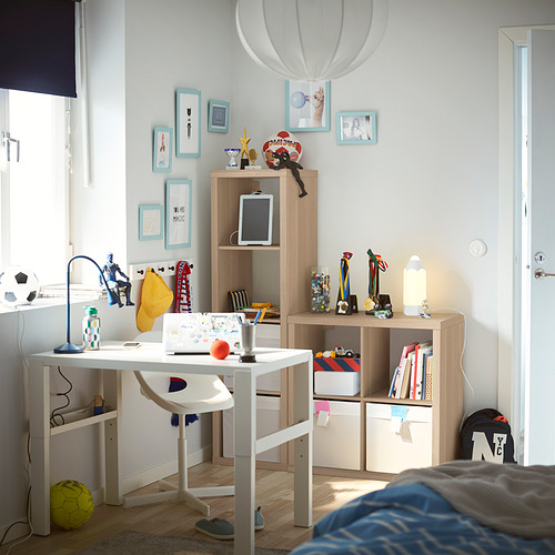 Una habitación infantil organizada con estantes blancos KALLAX, un escritorio y paredes decoradas.