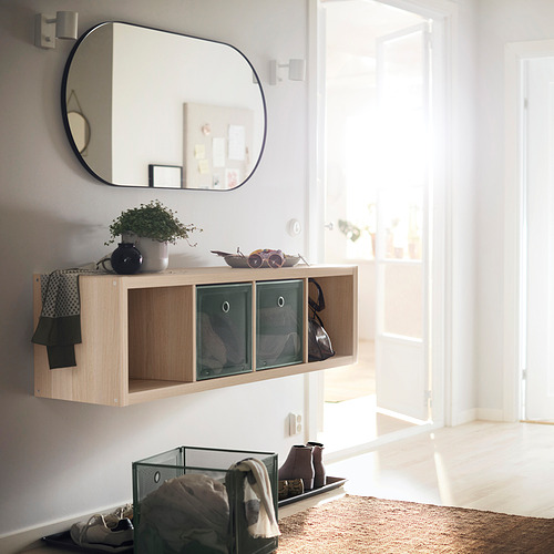 Estante bajo pared KALLAX organizador, madera clara, rectangular, diseño minimalista.