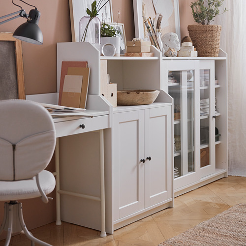 Oficina en casa con escritorio y armario HAUGA blancos, silla, lámpara y decoración.