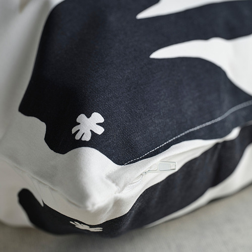 Funda de cojín estampada en blanco y negro con diseño floral, confeccionada en suave algodón reciclado, con cremallera.