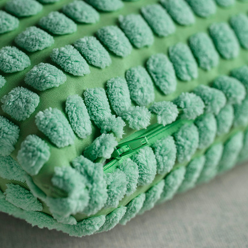 Funda de almohada verde claro con un patrón suave y texturizado y sutiles variaciones de color, con una cremallera duradera.