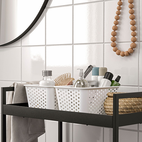 La cesta de almacenamiento del baño organiza los artículos de tocador y los productos de belleza en los estantes.