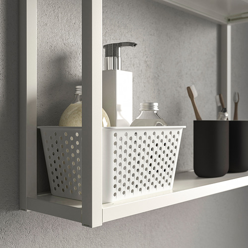 Estante de baño blanco con cesta que contiene artículos de tocador y contenedores.