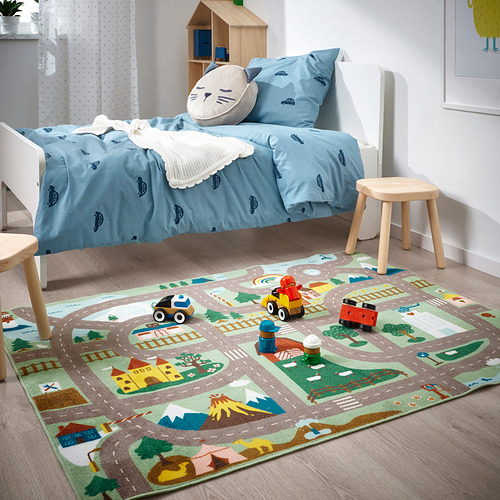 Habitación para niños con alfombra de juego VALLABY, figuras de juguete, coches, cama de coche azul, almohada para gatos, taburete, casa de muñecas. Poliéster reciclado que invita al juego imaginativo.