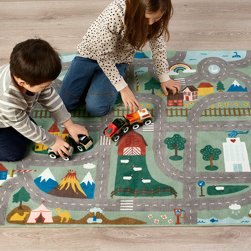 Niños jugando con coches de juguete en una alfombra colorida con carreteras, casas y escenas de la naturaleza; Parte inferior antideslizante.