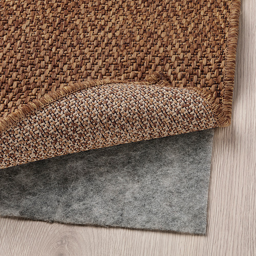Alfombra tejida marrón con base de fieltro, ideal para exteriores o zonas de mucho tráfico.