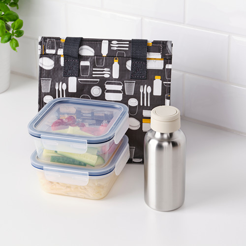 Encimera con caja bento y botella de agua. La caja Bento contiene varios alimentos. La botella de agua es de acero inoxidable con una tapa de asa.