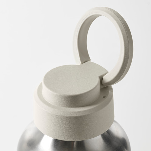 Primer plano de una tapa duradera de una botella de agua de acero inoxidable con un sello de silicona y un mango.