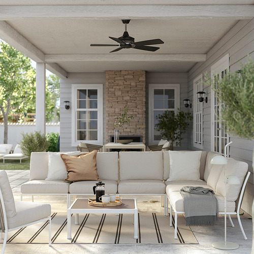 Moderno patio al aire libre con muebles blancos, ventilador de techo, alfombra a rayas y mesa de café.