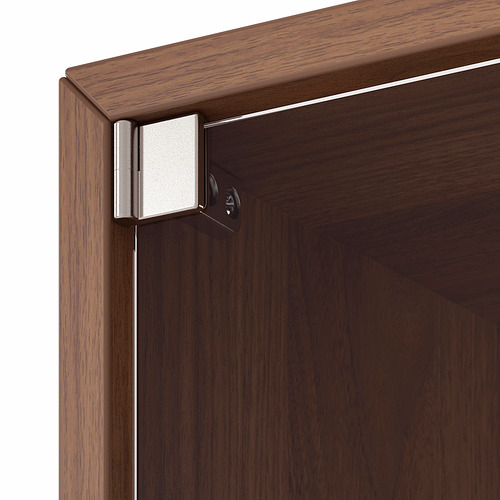 Gabinete de madera oscura con bisagra de metal, que muestra artesanía de calidad.