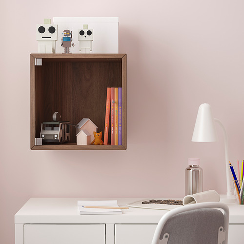 Estante de madera montado en la pared, con capacidad para pequeños juguetes y libros, debajo de un escritorio moderno con lámpara y silla. Tamaño pequeño.