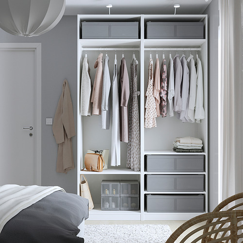 Dormitorio moderno con armario abierto, ropa ordenada y espacio de almacenamiento claro.