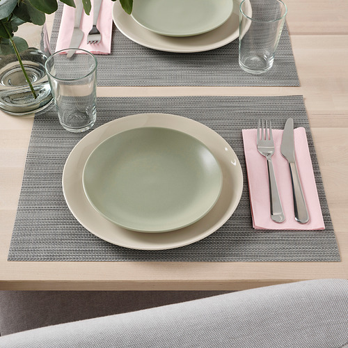 Disposición de la mesa con dos manteles individuales, platos, vasos, cubiertos y servilletas.
