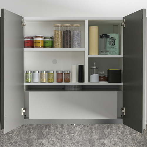 Mueble de cocina con tarros y recipientes de especias, incluida campana extractora oculta.