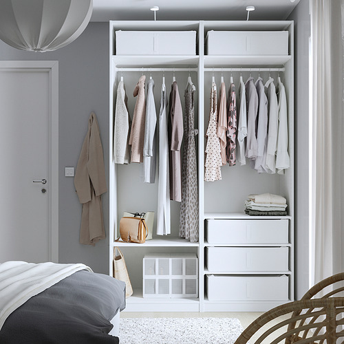 Dormitorio moderno con estuche de almacenamiento SKUBB en el armario, ideal para ropa y ropa de cama de temporada.