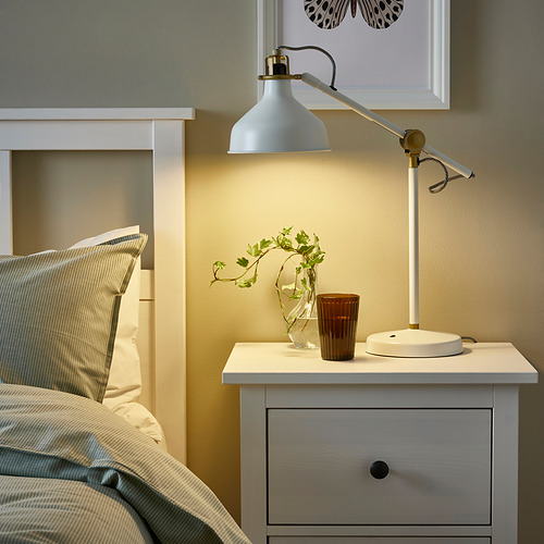 Acogedor rincón de dormitorio con lámpara RANARP, plantas y luz de lectura