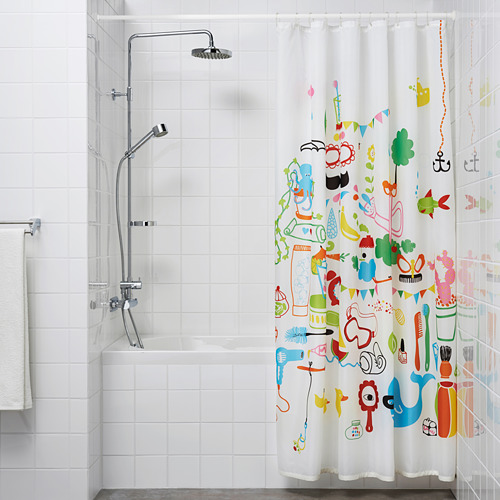 Un cuarto de baño con pared de azulejos blancos, una ducha con barra de cortina extensible y una cortina de ducha vibrante con varios elementos de dibujos animados.