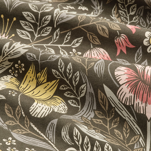 Funda nórdica con estampado floral, que muestra intrincados patrones de hojas y flores en tonos terrosos, tela finamente tejida.