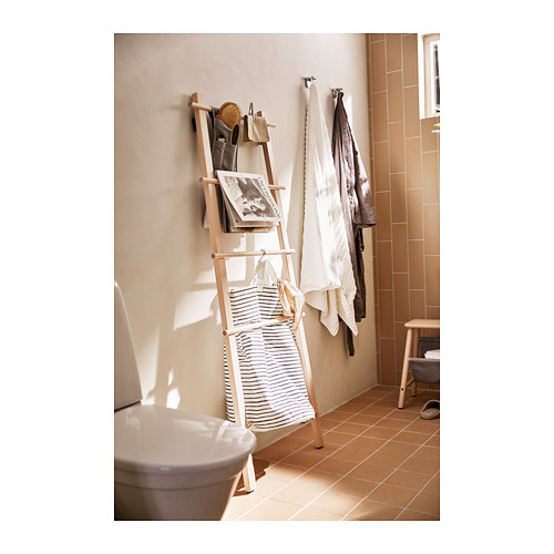 Baño con toallero de abedul blanco VILTO, bolsa de rayas, toallas para colgar, lavabo y taburete.