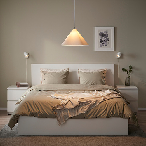 Dormitorio moderno con lámpara ZEBRASÄV sobre cama beige.