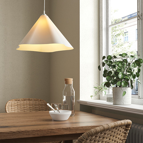 Acogedor rincón de comedor con lámpara ZEBRASÄV, mesa de madera y vegetación.