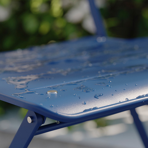 Se muestra una mesa de exterior de metal azul con gotas de agua, con un diseño plegado para un fácil almacenamiento.