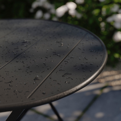Mesa de exterior oscura, superficie mojada, diseño moderno, estilo minimalista.